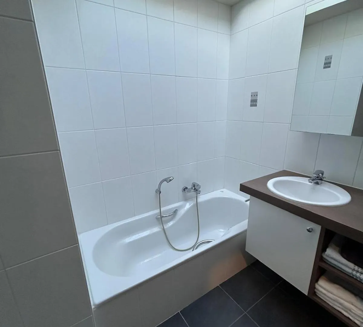 Huswell- Spacious 3-Bedroom Duplex Apartment Ostend Belgium